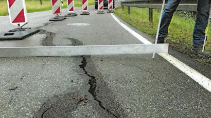 Bild: Landratsamt Schwandorf/exb
Die "Schwabkurve" bei Schwandorf ist derzeit einseitig gesperrt. Aber Durchfahrtsverbote aus Sicherheitsgründen sind bei Fortschreiten der Schäden nicht auszuschließen.