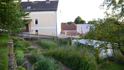 Bild: ak
Das Rathaus soll an der Westseite einen Anbau mit Terrasse erhalten. Die Garagen müssen dazu entfernt werden.