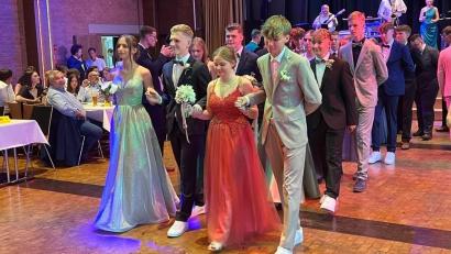 Bild: Sabine Karl 
„Alles Walzer!“ beim Abschlussball der Staatlichen Realschule Vohenstrauß