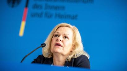 Symbolbild: Michael Kappeler/dpa
Bundesinnenministerin Nancy Faeser (SPD) hat das vom Bundesamt für Verfassungsschutz als rechtsextremistisch eingestufte "Compact"-Magazin sowie die Conspect Film GmbH verboten.