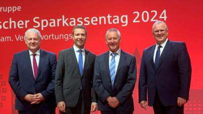 Bild: Larissa Gmeinwieser
Von links: Zweiter Verbandsvorsitzender Richard Reisinger, Sparkassenverbandspräsident Matthias Dießl, Erster Verbandsvorsitzender Thomas Jung und Sparkassenverbandsvizepräsident Stefan Proßer.