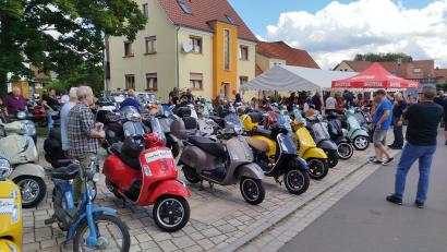 Bild: Michael Thumfart/exb
Eine Vespa nach der anderen steht auf dem Festgelände.