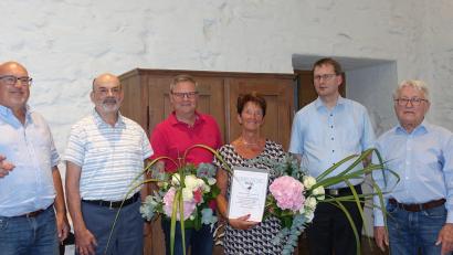 Bild: Waldsassener Kammermusikkreis/exb
Bürgermeister-Vertreter Bernhard Lux (von links) mit den Vorstandsmitgliedern Johannes Röttges und Paul Zrenner sowie Helmut Manske und Andreas Sagstetter (von rechts). In der Mitte Brigitte Kliebhan, die nach 40 Jahren als Zweite Vorsitzende zum Ehrenmitglied ernannt wurde.