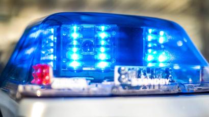 Symbolbild: David Inderlied/dpa
Auf der Bundesstraße 85 sind zwei Motorradfahrer mit einem Auto zusammengestoßen.