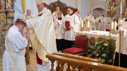 Bild: mab
Weihbischof Florian Wörner segnet den Neupriester in der Wallfahrtskirche zur Heiligsten Dreifaltigkeit in Schwarzenfeld.