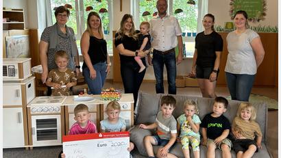 Bild: Heike Schlossarek/exb
Die Spendenübergabe (von links) Sabine Fillinger, Lena Berger, Sarah Holl, Peter Kappl, Anna Gall und Johanna Schneider.
