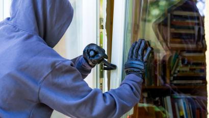 Symbolbild: Rainer Fuhrmann / Adobe Stock
In ein Firmengebäude wollten bislang unbekannte Täter in Marktredwitz einbrechen.