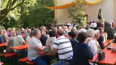 Bild: mh
Das Koppelbergfest ist wieder bestens besucht, kaum ein Platz bleibt frei.