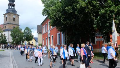 Bild: do
Das 50-jährige Jubiläum des Oberbibrach/Münchsreuther Frauenbundes beginnt mit einem farbenfrohen Kirch- und Festzug