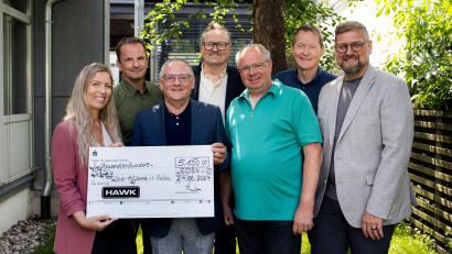 Bild: Vantage Film GmbH/exb
Eine Spende über 5150 Euro erhalten die Lions von Vantage Film. Von links: Sabine Schlosser und Wolfgang Bäumler, Lions-Hilfswerk-Vorsitzender Elmar Baumer, Harald Märtin und Elmar Grosser, Peter Märtin und Bastian Braun.