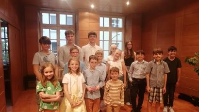 Bild: Franz-Grothe-Schule, Wolfgang Charanza/exb
Beim Vorspielabend der Klavier- und Gitarrenklasse präsentieren die jungen Musikerinnen und Musiker ihre Fortschritte.