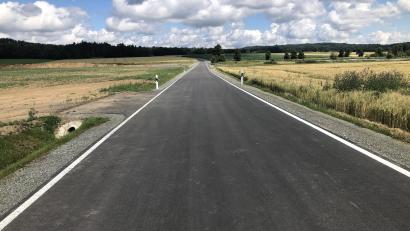 Bild: wro
Aus der kurvenreichen Strecke zwischen Triebendorf und Oberteich wurde eine nahezu fast schnurgerade Straße. Einige Kurven blieben aber erhalten.