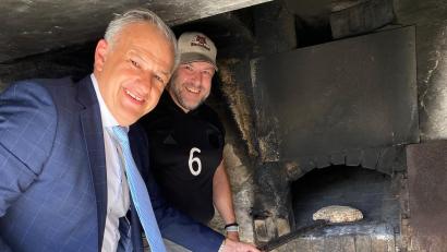 Bild: Dorfgemeinschaft Schönkirch/exb
Landrat Roland Grillmeier (vorne) durfte das erste frisch gebackene Brot aus dem historischen Backofen holen.
