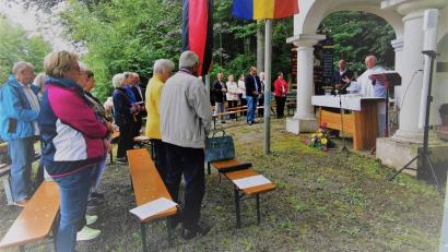 Bild: gz
Den Gedenkgottesdienst an der Waldkapelle zelebriert Monsignore Gerhard Hettler. An der Messe nehmen Heimatsprecher Waldemar Hansl, Markträtin und Mesnerin Agnes Härtl und zweiter Bürgermeister Thomas Kleber teil.