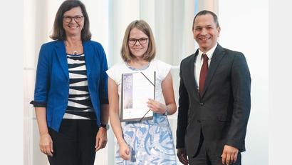 Bild: Andreas Gebert/exb
Landtagspräsidentin Ilse Aigner überreicht Schülerin Franziska Peter im Beisein des Amtschef des Kultusministeriums, Martin Wunsch, (von links) den Landespreis im Geschichtswettbewerb.