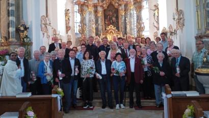 Bild: exa/exb
Zum Dankgottesdienst für Ehejubilare kamen 24 Jubelpaare, die Pfarrer Julius Johnrose (links) segnete. Pfarrgemeinderatssprecher Robert Bauer (Zweiter von links) und Arbeitskreiskoordinator Richard König (rechts) gratulierten.