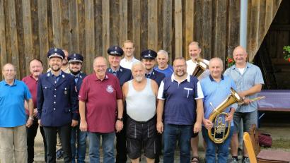 Bild: FFW Lengenfeld/exb
Konrad Weiß (Mitte) feierte vor Kurzem seinen 75. Geburtstag, Dazu gratulierten die Feuerwehr Lengenfeld, die Karpfenmusik Falkenberg, die SRK Beidl, der OWV Beidl und der VdK.