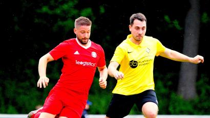 Archivbild: Thomas Schrems
In der Relegation schoss Benjamin Lauton (links) die SpVgg Wiesau noch zum Klassenerhalt in der Kreisliga. Künftig führt er die SG Griesbach/Großkonreuth/Mähring in der Kreisklasse als Spielertrainer aufs Feld.