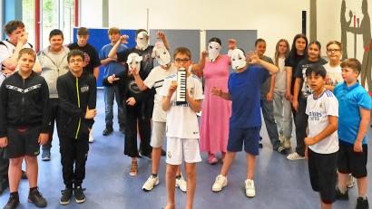 Bild: Peter Ringeisen
Der Rattenfänger von Hameln (Mitte) erlöst mit seinem Spiel die Stadt von der Rattenplage: Engagiertes Schultheater der Klasse 6a der Dreifaltigkeits-Mittelschule (Probenfoto - für die Aufführung werden Kostüme verwendet).