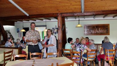 Bild: ds
Seniorenbeauftragte Ute Höhlein und Bürgermeister Roman Berr sahen es als gute Lösung an, dass der Seniorennachmittag in die Sommerzeit verlegt wurde – der gute Besuch im Gasthaus Peterhof schien es zu belegen.