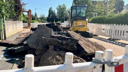 Bild: Gabi Schönberger
Derzeit ist die Straße an der Kreuzung Mühlweg und Berliner Straße nach einem Wasserrohrbruch gesperrt.