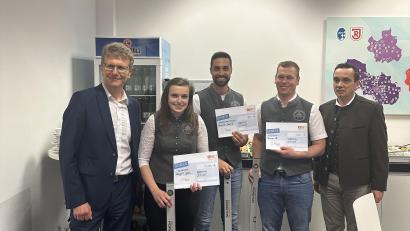 Bild: HWK/Wastl 
Meisterpreis: Fachbereichsleiter Johann Baumgärtner (1.v.li.) und Hans-Peter Hofbauer, Verkaufsleiter der Schlagmann Poroton GmbH & Co.KG (1.v.re.) gratulierten den drei Preisträgern Julia Weigert, Daniel Grunick (Mitte) und Reinhard Braun.