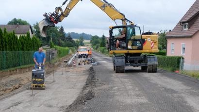 Bild: le
Im Flosser Ortsteil Ziegelhütte verläuft die Staatsstraße 2181. Derzeit werden die Randsteine am künftigen Straßenkörper versetzt.