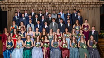 Bild: Foto Ott/exb
Die Tanzpaare der 9. Klassen der Realschule Auerbach beim Abschlussball mit den Tanzlehrerin Amrei Schauer (links) und Tanzlehrer Jonas Muffler (rechts).