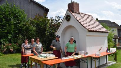 Bild: bnr
Der Gutenecker Dorfbackofen hat seine Feuertaufe bestanden. Das Backofenteam unter der Leitung von Konrad Beer zauberte allerlei kulinarische Köstlichkeiten, die reißenden Absatz fanden.