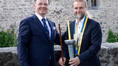 Bild: Rotary Club Stiftland/exb
Anton Schatzberger (links) reicht den Staffelstab an André Putzlocher weiter.