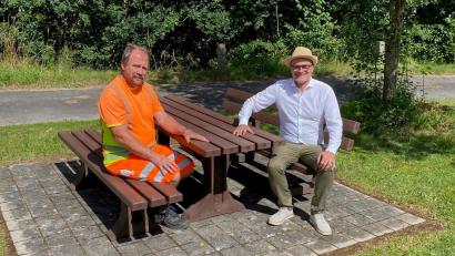 Bild: Thomas Körner/exb
Bauhofvorarbeiter Anton Köppl und Bürgermeister Maximilian Beer (von links) beim Probesitzen.