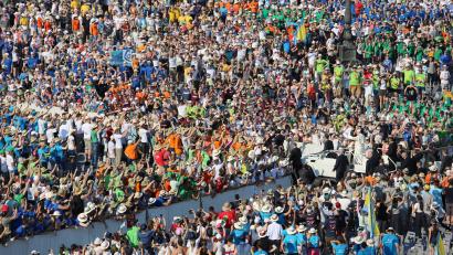 Bild: Pressestelle Bistum Regensburg
So sah es bei der letzten Ministrantenwallfahrt 2018 auf dem Petersplatz aus. Mitten drin: Papst Franziskus auf einem offenen Wagen.