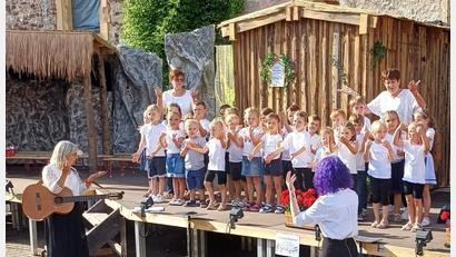 Bild: u
Von Uta-Maria Kriegler (links) an der Gitarre begleitet brannten die Mädchen und Jungen ein wahres Feuerwerk an mitreißenden Liedern ab. “. Von ihrem „Alle-meine-Entchen-Rock“ ließ sich sogar das Publikum aktiv mitreißen.