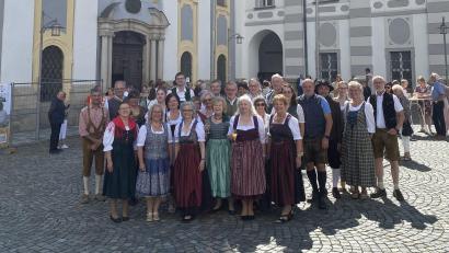 Bild: Markus Scharnagl/exb
Viele Gottesdienstbesucher kamen in Tracht.