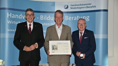 Bild: Fotostudio Kraus/exb
Für 30 Jahre in der Vollversammlung der Handwerkskammer erhielt Franz Vieracker (Mitte) von Präsident Georg Haber (links) und Hauptgeschäftsführer Jürgen Kilger die kleine goldene Verdienstmedaille.