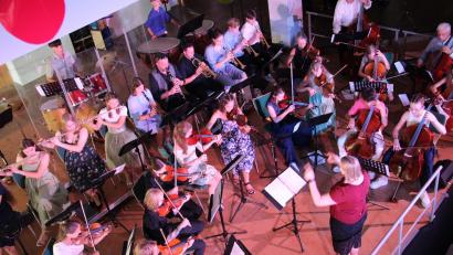 Bild: prh
Mit einem abwechslungsreichen, beschwingten Sommerkonzert begeisterten die Schülerinnen und Schüler des musischen Zweigs des Neustädter Gymnasiums in Chören, Ensembles, Orchester oder als Solisten die Zuhörer in der voll besetzten Aula.
