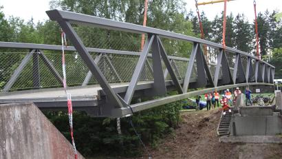 Bild: wro
Um 19.15 Uhr wurde die Fuß- und Radfahrerbrücke an der B 15 aus den Verankerungen heraus gehoben.