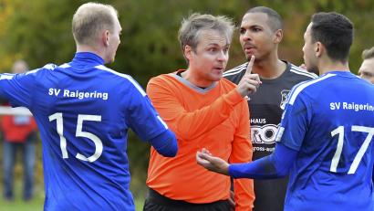 Archivbild: Hubert Ziegler
Letzte Warnung: Schiedsrichter Thomas Fischer hat in einem Kreisliga-Punktspiel zwischen dem SV Raigering und SV Inter Bergsteig Amberg keine Lust auf Diskussionen. Ab sofort darf nur noch ein ausgewählter Spieler jeder Mannschaft den verbalen Kontakt zum Unparteiischen suchen.