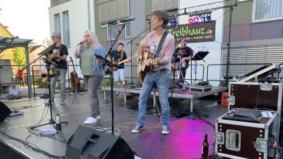 Bild: adj
"Treibhauz" begeistert beim Auftritt in Altenstadt das Publikum. Die Serenade ist die bisher am besten besuchte.