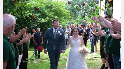 Bild: Renate Hilburger/exb
Verena und Andreas Beimler schreiten bei ihrer kirchlichen Hochzeit glücklich durchs Spalier.