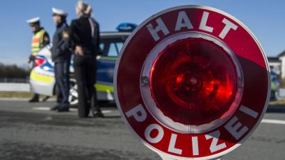 Symbolbild: Bayerische Polizei
Die Grenzpolizei Waidhaus kontrollierte einen Pkw bei Pleystein. Der Fahrer stand unter Drogen.