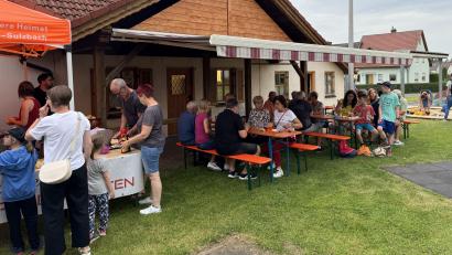 Bild: Holger Eckert/exb
Der Siedlerspielplatz am Siechen war der Treffpunkt für die Gäste des zweiten Pop-Up-Biergartens.