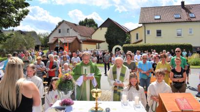 Bild: rgr
Zum 40-jährigen Weihejubiläum der St. Michaelskapelle in Gößenreuth zelebrierte Pfarrer Daniel Fenk zusammen mit Ruhestandspfarrer Hans Bayer einen festlichen Gottesdienst. Viele Gläubige nahmen daran teil.