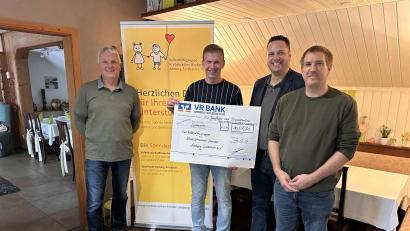 Bild: Manfred Seitz/exb
Die Spendenübergabe vollzogen (von links) Thomas Ruhland, Marco Kind, Kevin Ströhl und Rüdiger Reiff.