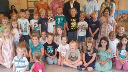Bild: Martin Staffe
Inmitten der Kinder fühlt sich Pfarrer Josef Häring wohl. Hinten, links Kindergartenleiterin Theresa Uhl.