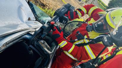 Bild: Dominik Lang/exb
Mit der Rettungsschere wird das Dach eines verunfallten Fahrzeuges geöffnet, um die Insassen zu befreien. Ein Szenario das auch unter erschwerten Bedingungen mit Atemschutz geübt wird.