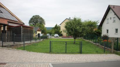 Bild: bjp
Als gemütliches Obstgärtchen will die Gemeinde Schwarzenbach die künftige Radlrast hinter dem Dorfladen gestalten.