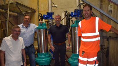Bild: bö
Die Abwasserpumpstation in Schmidmühlen wurde mit neuester Pumpentechnik ausgestattet. Von links Bürgermeister Peter Braun, Günther Bitzenbauer und Thomas Skarban (beide Wilo-Emu-Anlagenbau) und Anlagenbetreuer Alexander Bauer von der Marktgemeinde Schmidmühlen .