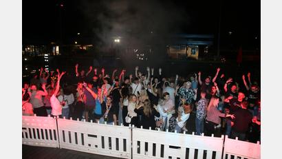 Bild: sne
An der langen Bar und der Tanzfläche sammeln sich trotz des schlechten Wetters viele Gäste.