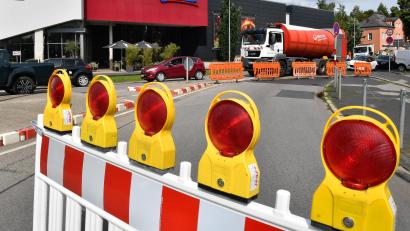 Symbolbild: Petra Hartl
Weil die Regensburger Straße auf Höhe des Neubaus der Wirtschaftsförderung verengt wird, kann es zu Behinderungen für den Verkehr kommen.